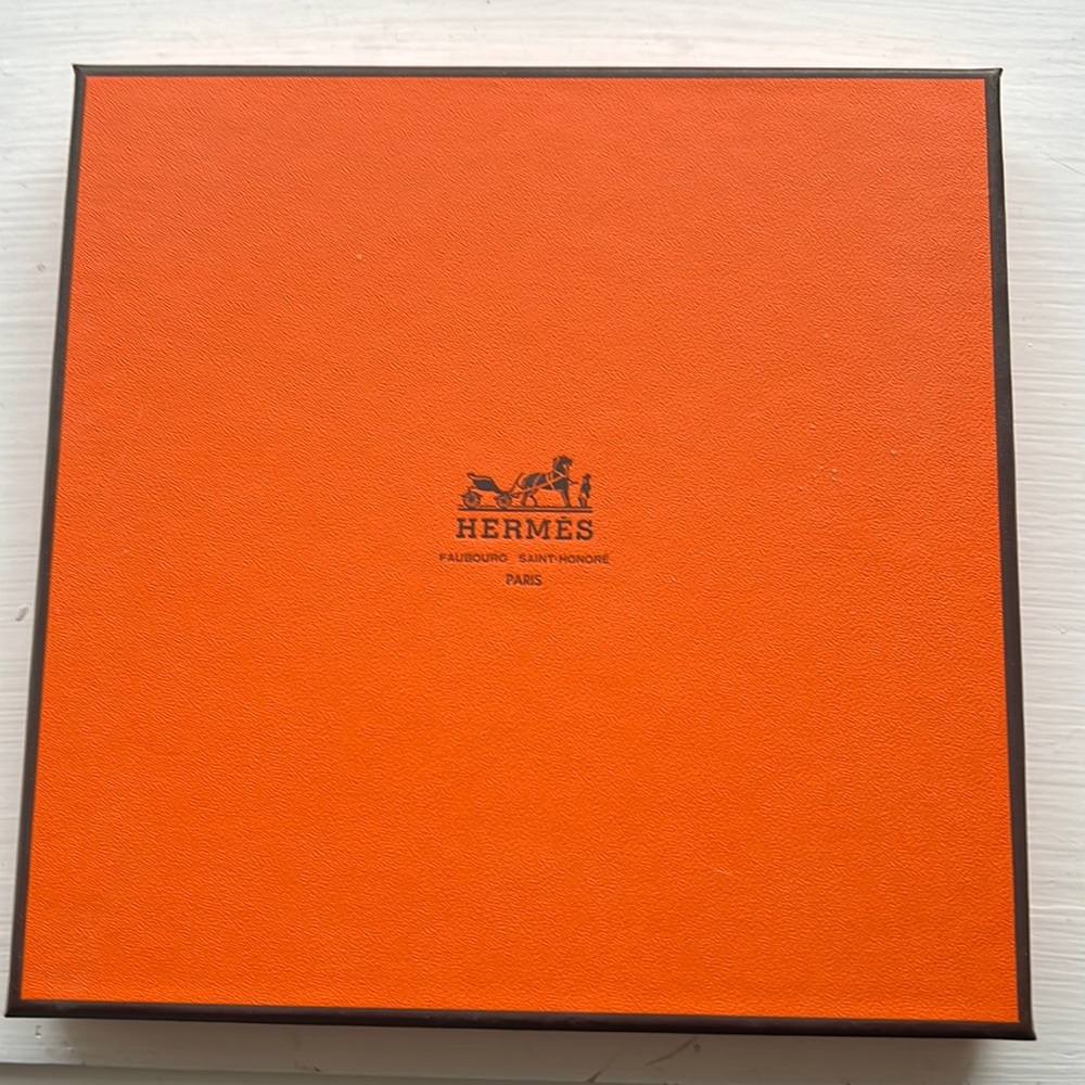 Hermes box with tissue. Excellent condition